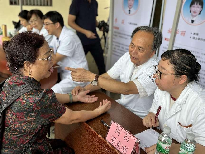 邓 邓