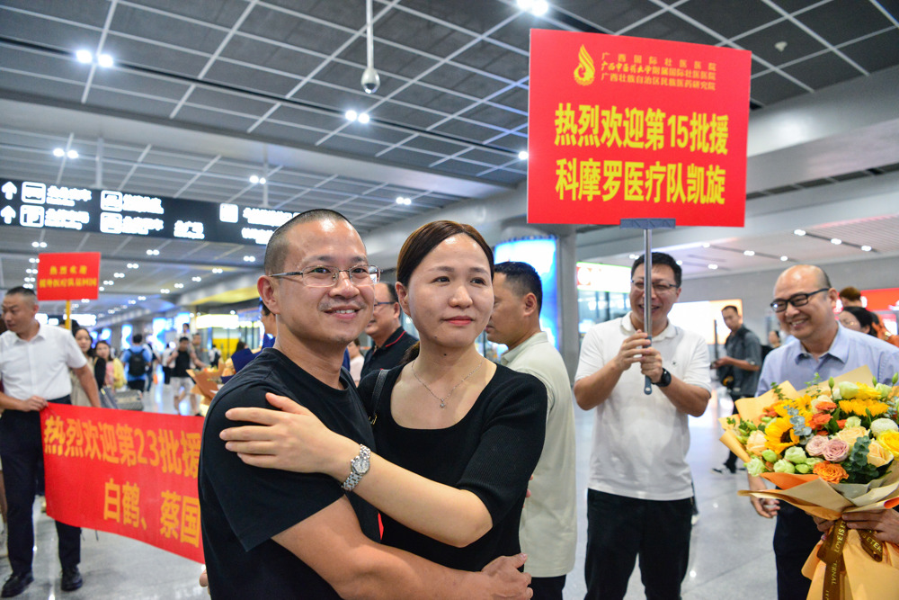 谢进(左)与家人拥抱 谢进(左)与家人拥抱