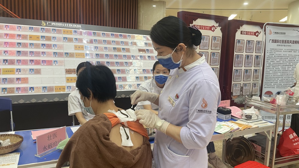 展示青春风采 发挥壮医特色｜国壮多个党支部联合开展义诊活动_附属单位_校园新闻_新闻中心_广西中医药大学