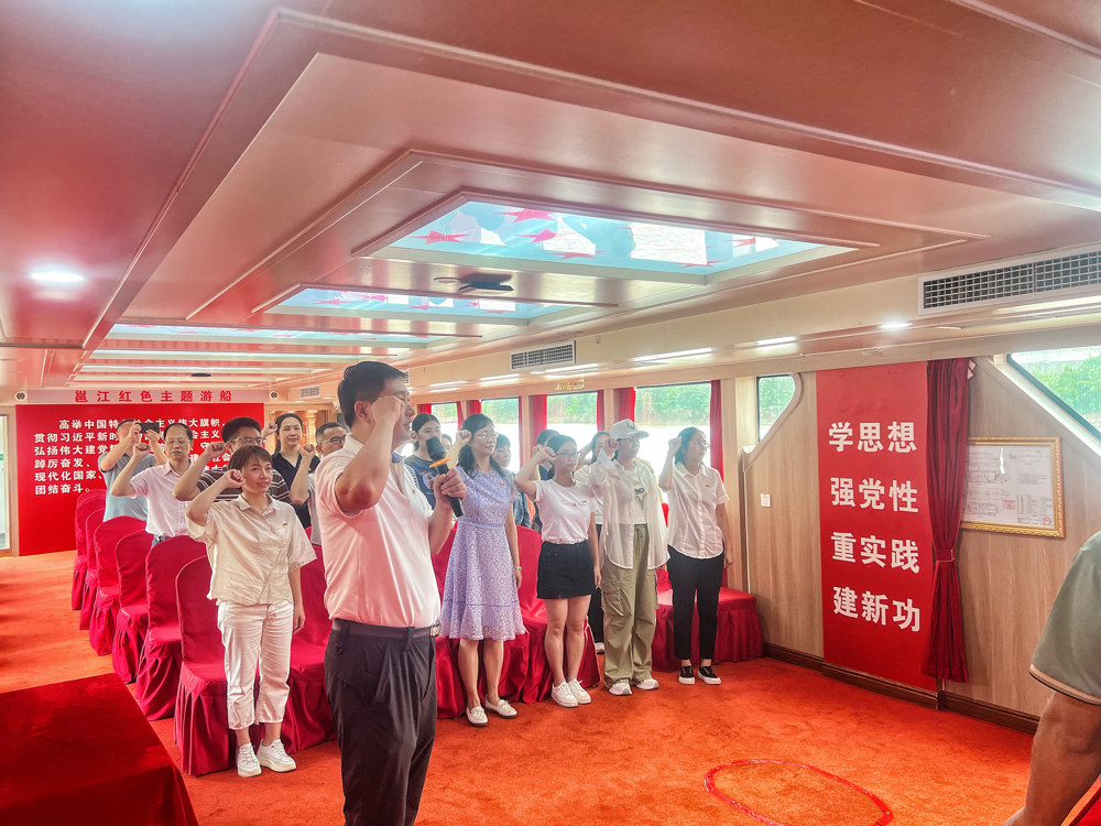 党员重温入党誓词,坚定初心信仰 党员重温入党誓词,坚定初心信仰