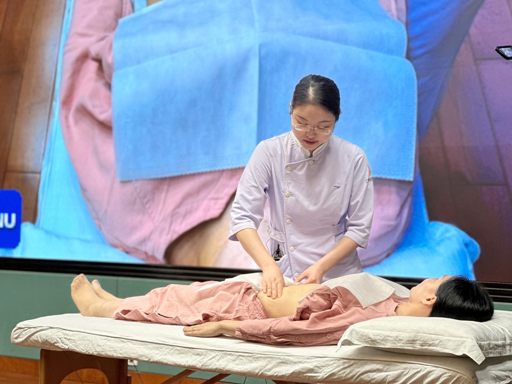 一等奖《壮医脐灸治疗在湿毒型盆腔炎性疾病后遗症中的应用》现场展示 一等奖《壮医脐灸治疗在湿毒型盆腔炎性疾病后遗症中的应用》现场展示
