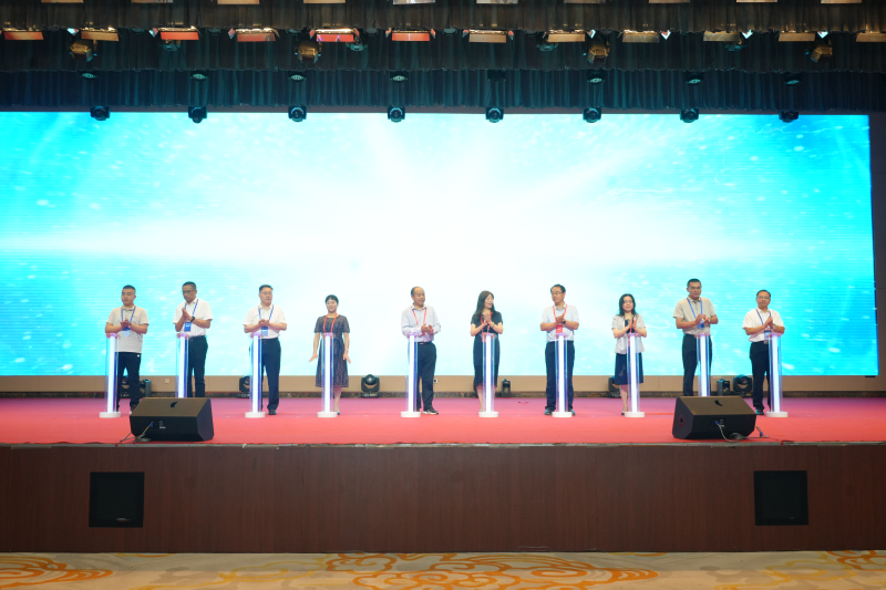 黎桂曹(右二)参与启动仪式 黎桂曹(右二)参与启动仪式