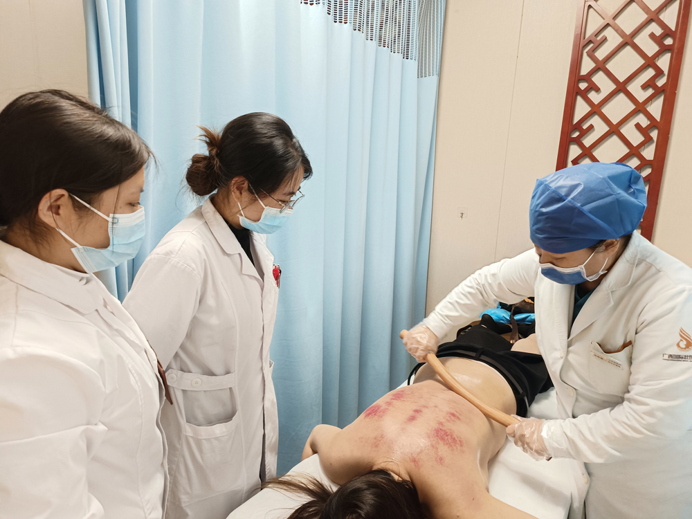 往期“西学中”学员参加临床实践课 往期“西学中”学员参加临床实践课