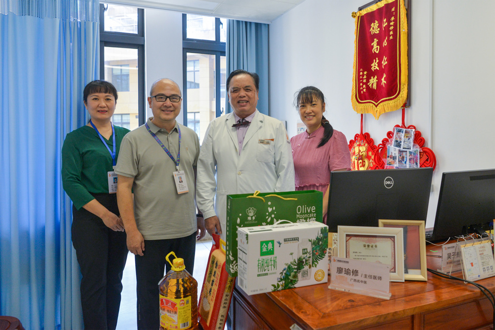 党委副书记吴光慰问外聘专家廖瑜修 党委副书记吴光慰问外聘专家廖瑜修
