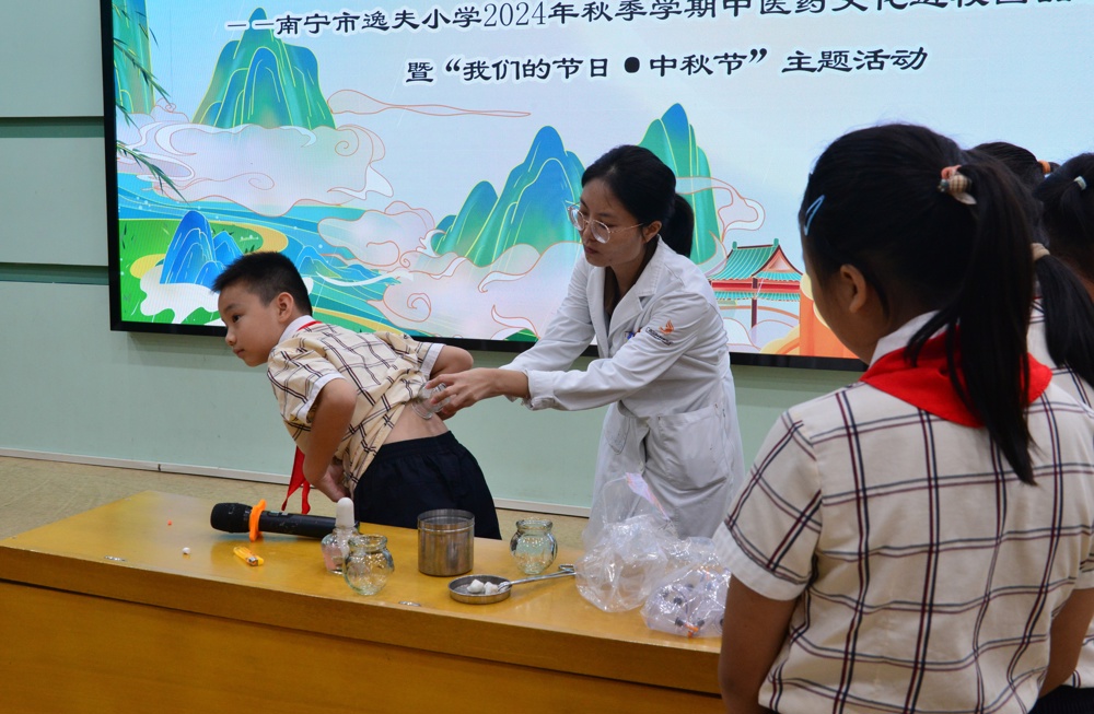 学生体验拔罐疗法 学生体验拔罐疗法