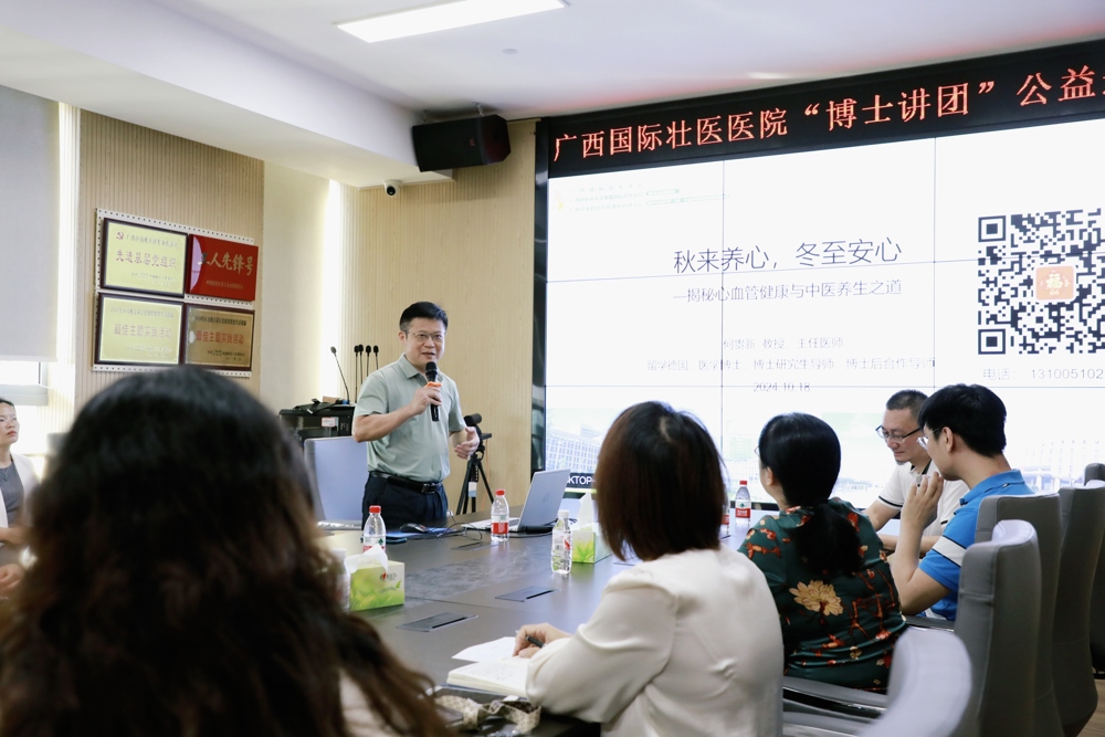 ▲何贵新授课 ▲何贵新授课