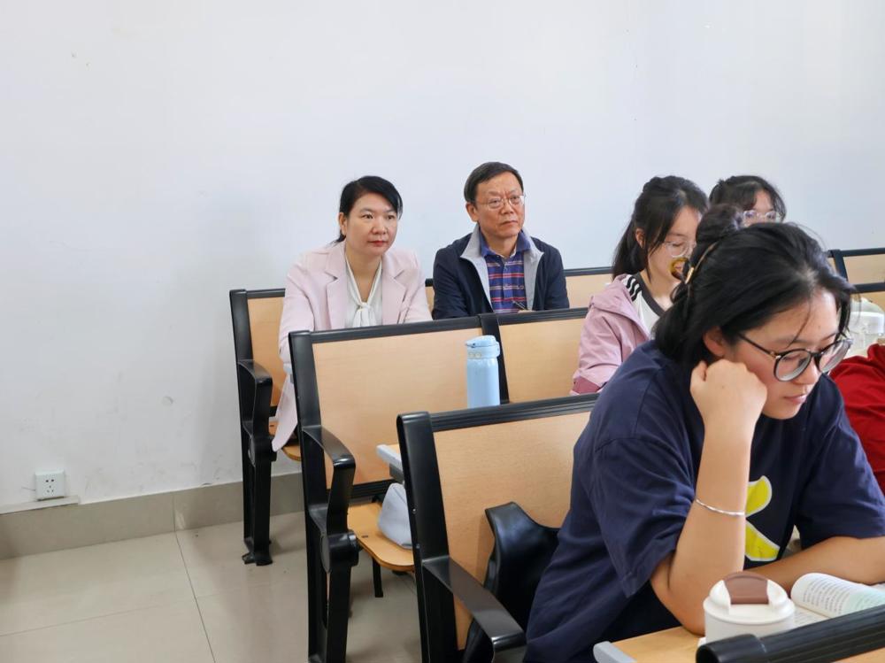 巡查组进课堂听课 巡查组进课堂听课