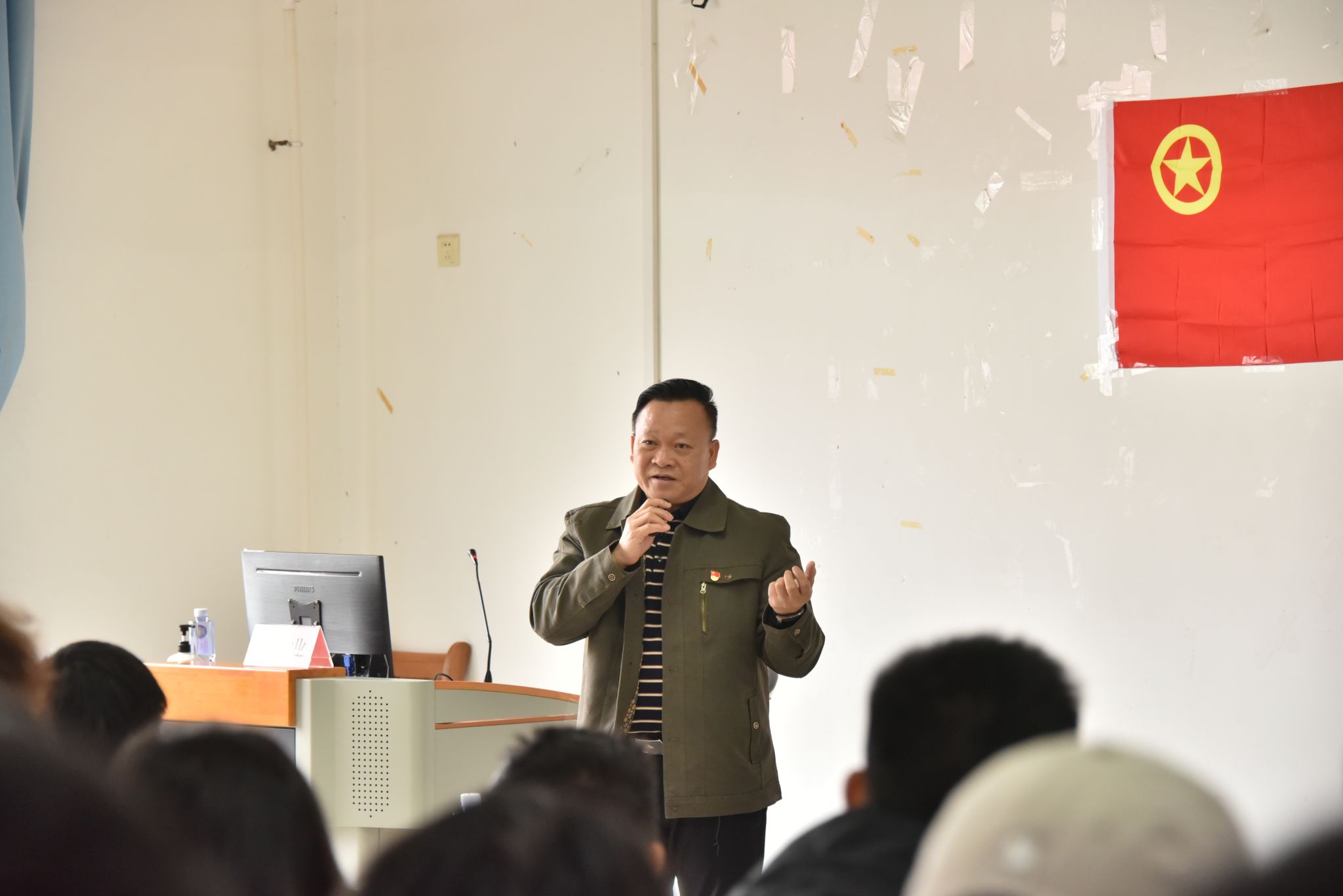(▲肖华业书记与同学亲切交流) (▲肖华业书记与同学亲切交流)