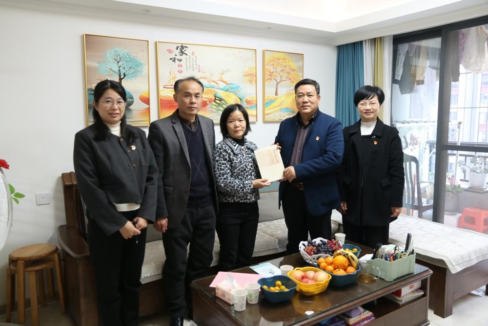 公司党委书记蒋子华进行廉政家访 公司党委书记蒋子华进行廉政家访
