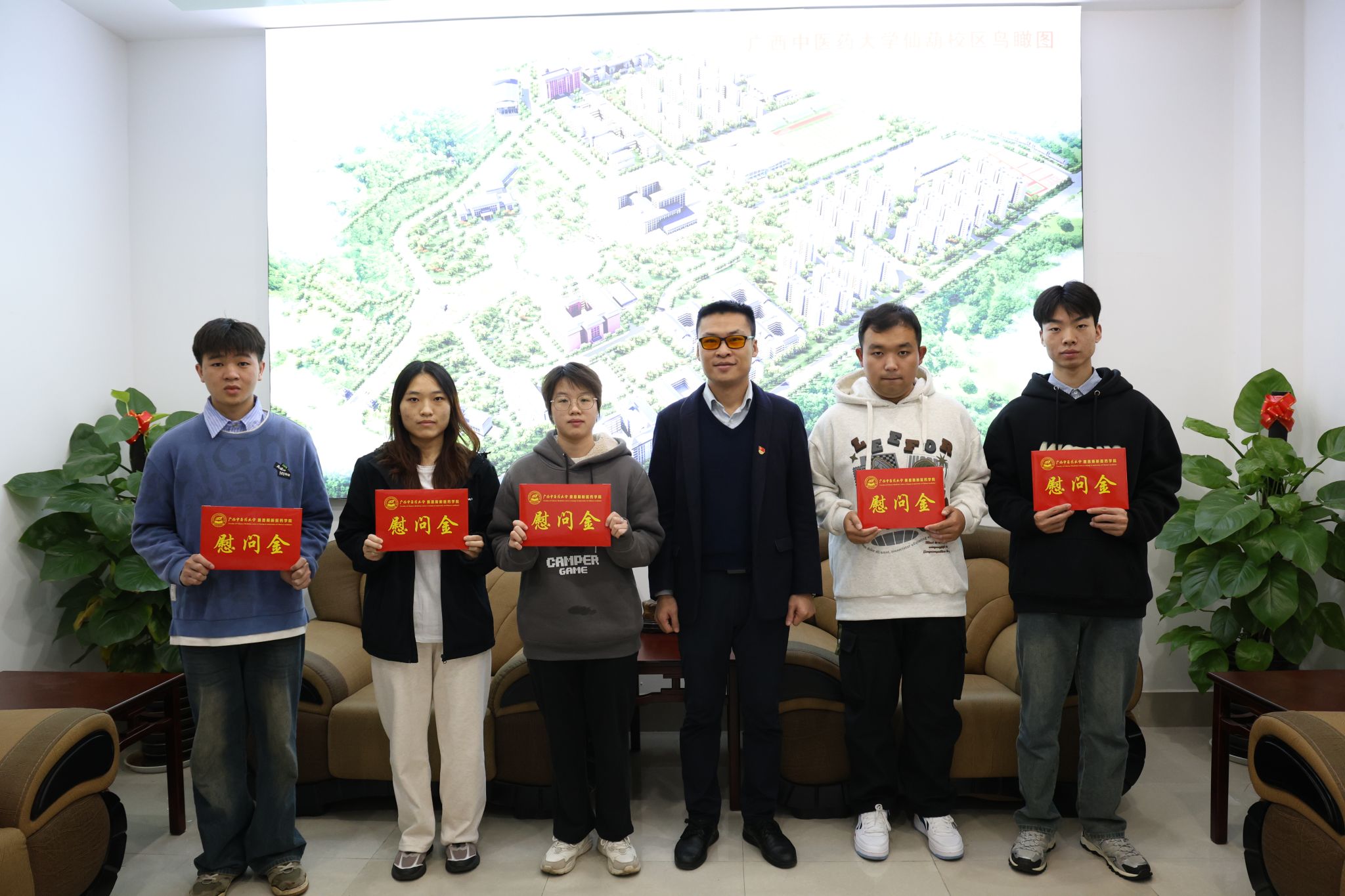 ▲学院领导慰问困难学生党员 ▲学院领导慰问困难学生党员