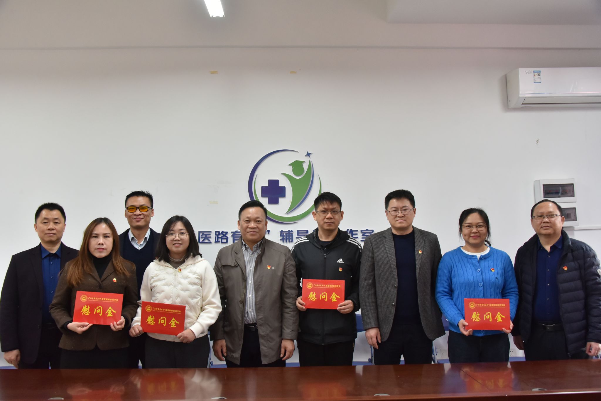 ▲学院领导慰问教师困难党员 ▲学院领导慰问教师困难党员