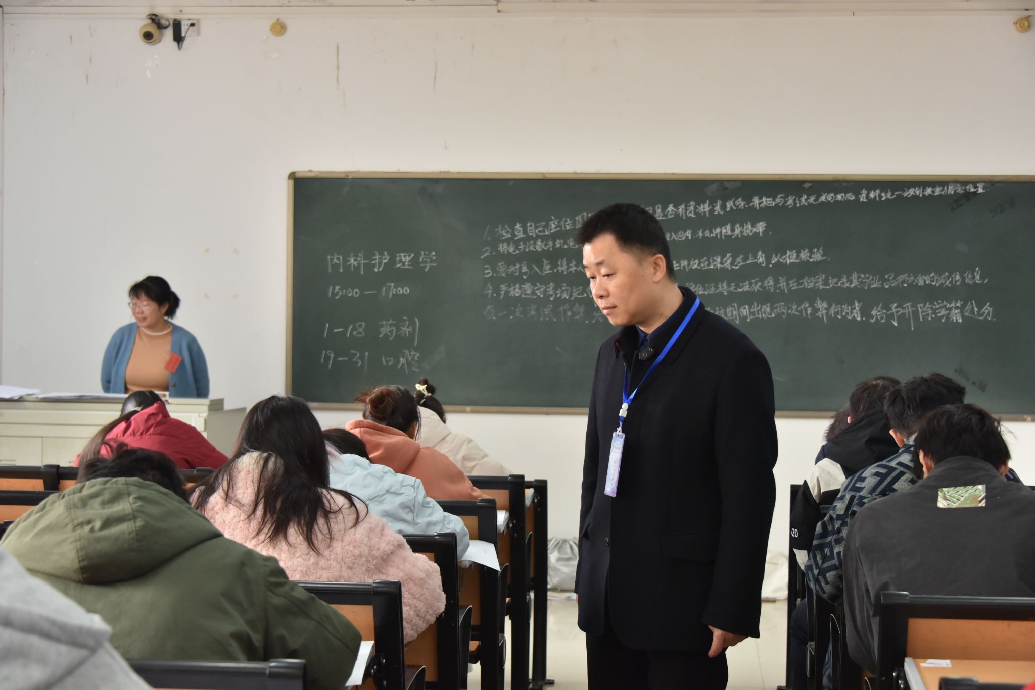 ▲学院领导带队巡考 ▲学院领导带队巡考
