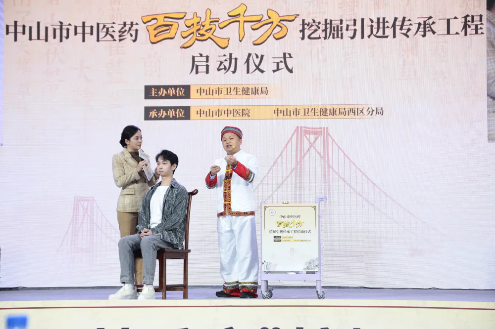壮医药线升阳灸法传承人潘明甫进行技法展示 壮医药线升阳灸法传承人潘明甫进行技法展示