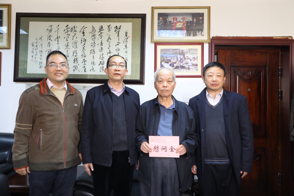 ▲慰问退休老干部代表、全国名中医黄汉儒 ▲慰问退休老干部代表、全国名中医黄汉儒