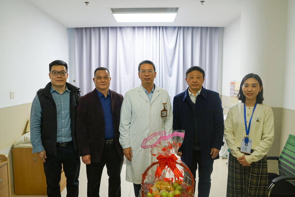 ▲慰问专家代表岳桂华 ▲慰问专家代表岳桂华