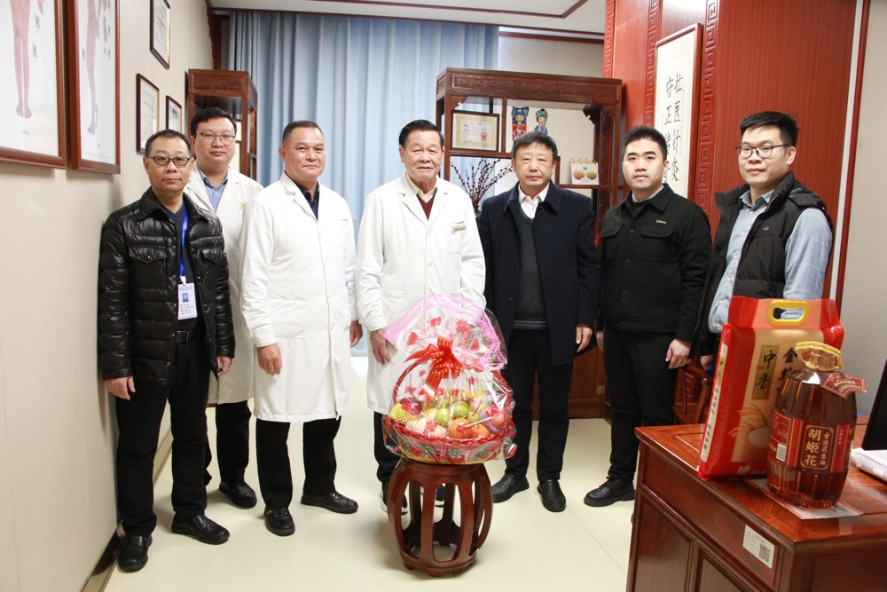 ▲慰问国医大师黄瑾明 ▲慰问国医大师黄瑾明