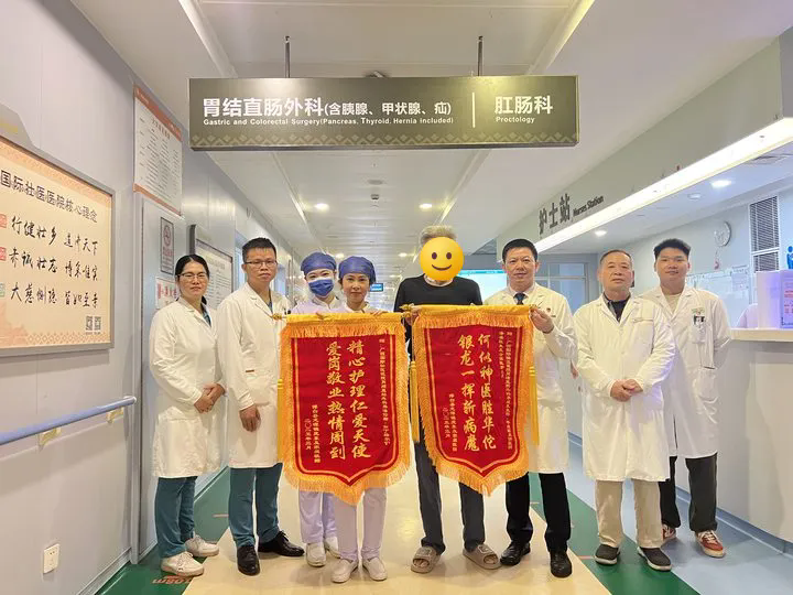 患者向医护赠送锦旗 患者向医护赠送锦旗
