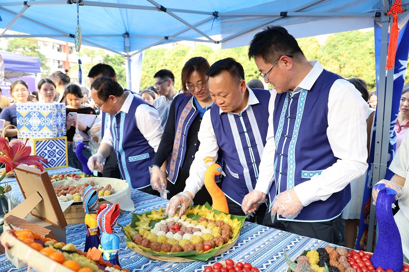 ▲赛院领导与师生们一起品尝美食 ▲赛院领导与师生们一起品尝美食