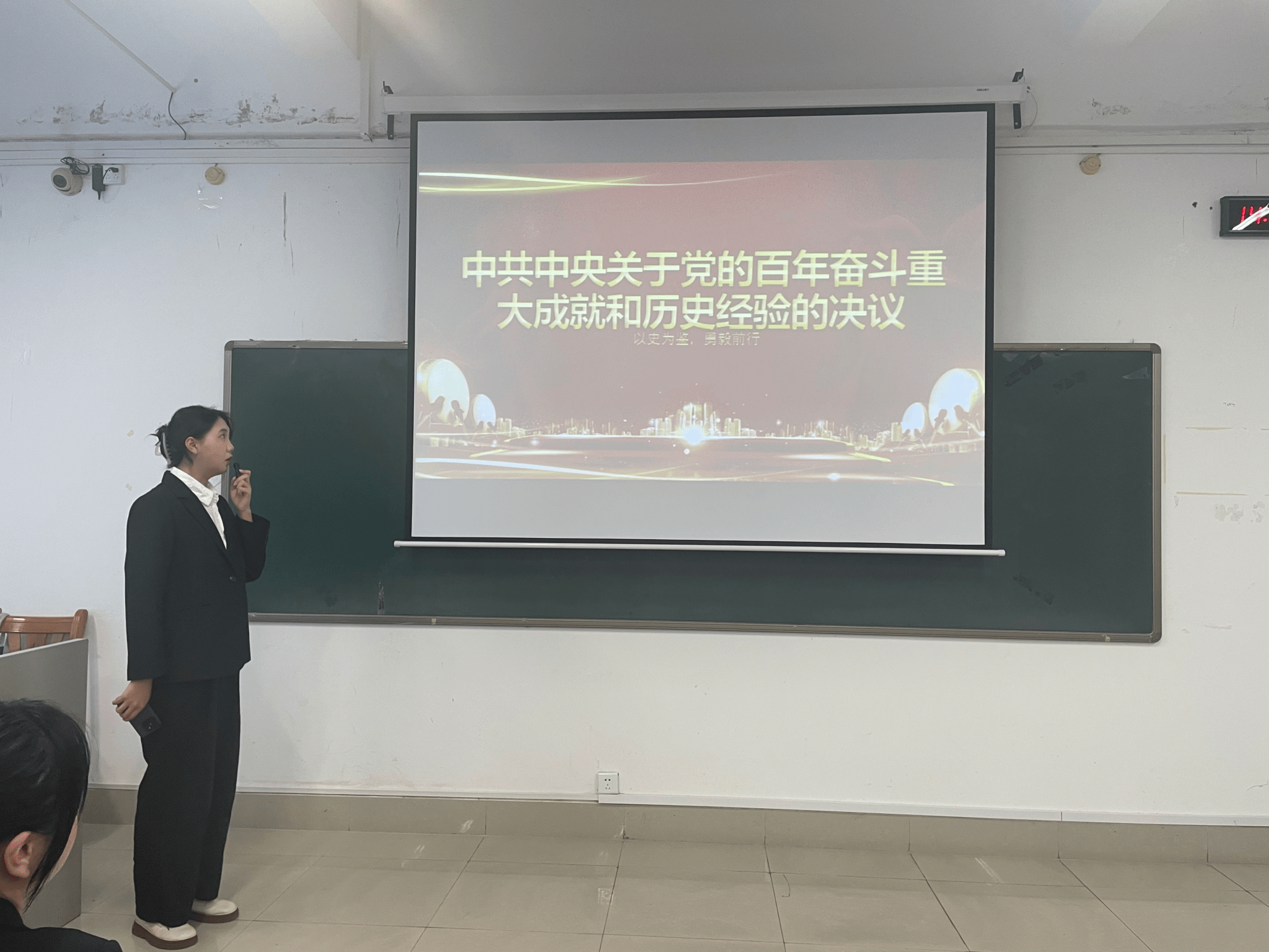 ▲学生上台进行实践汇报 ▲学生上台进行实践汇报
