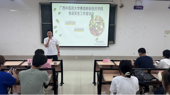 ▲伍金荣讲话 ▲伍金荣讲话