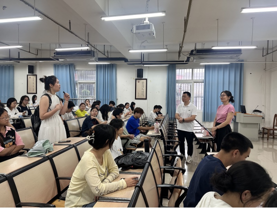 ▲学生建言献策 ▲学生建言献策