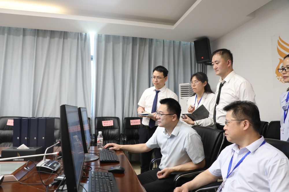 ▲专家现场查阅资料 ▲专家现场查阅资料