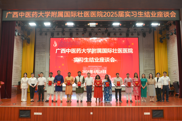 秦祖杰、陈日兰为留学生优秀实习生颁发荣誉证书 秦祖杰、陈日兰为留学生优秀实习生颁发荣誉证书