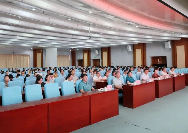 与会人员认真听课