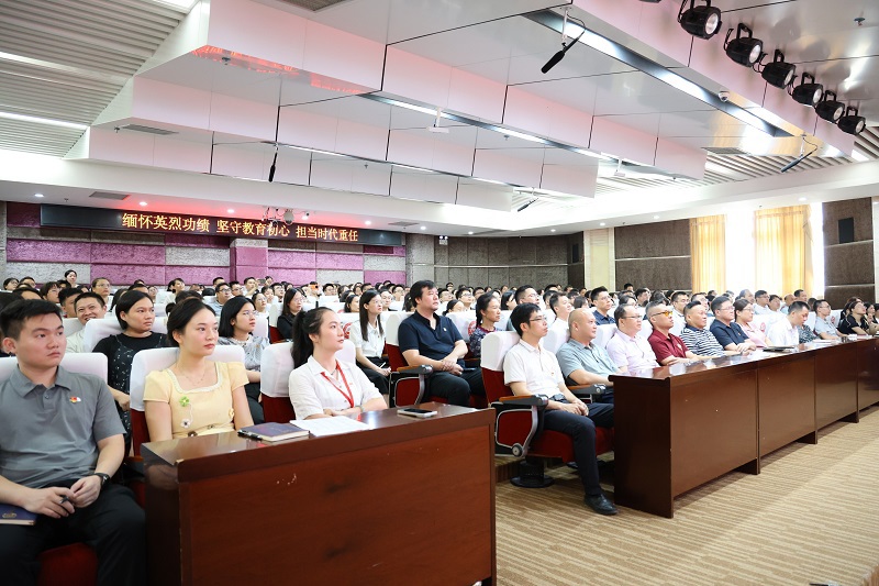 赛院领导与师生员工在学术报告厅观看直播 赛院领导与师生员工在学术报告厅观看直播