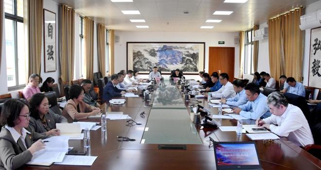 学校召开党委理论学习中心组学习(扩大)会