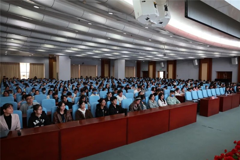 实习生认真听讲