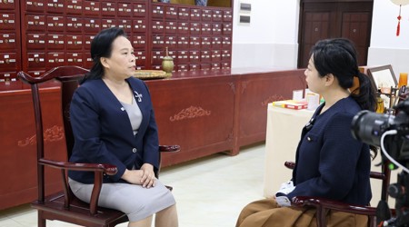 【新华网】广西中医药大学教授卢汝梅谈中药学学科建设：立足中医药民族医药特色 实现新突破