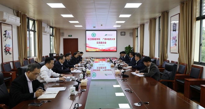 右江民族医学院党委书记李雪斌、校长黄龙坚带队到我校考察交流