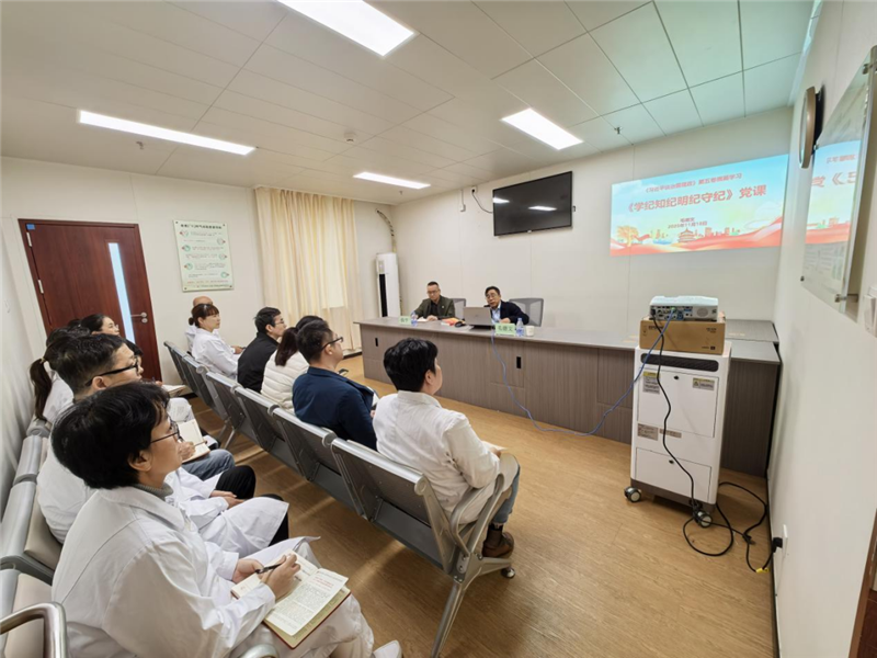 毛德文到党支部联系点