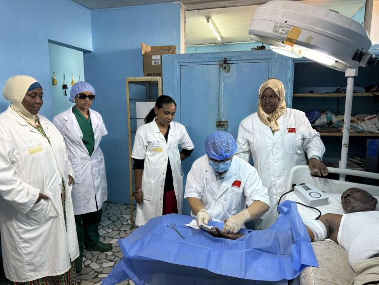 ▲包一涵手术操作演示