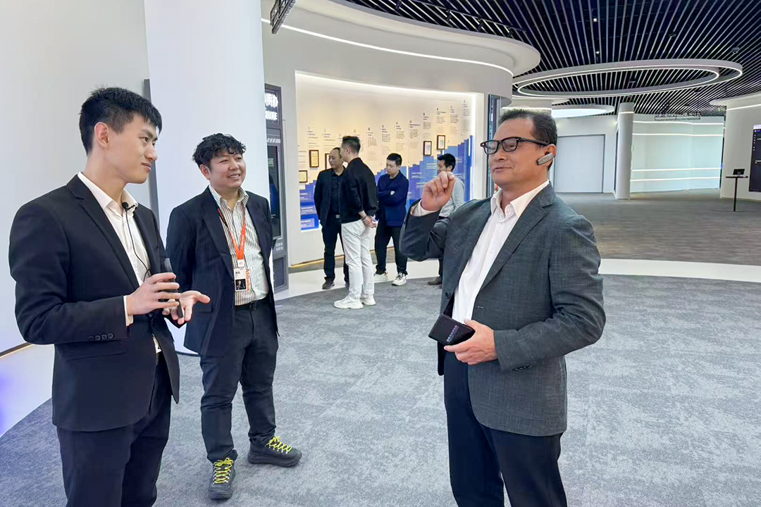 1080体验人工智能穿戴设备