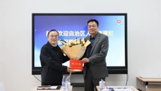 自治区人力资源社会保障厅领导慰问第一附属医院桂雄斌教授