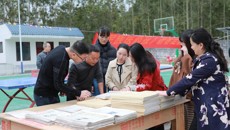  附属国际壮医医院机关第八党支部赴隆安县良安村开展主题党日活动