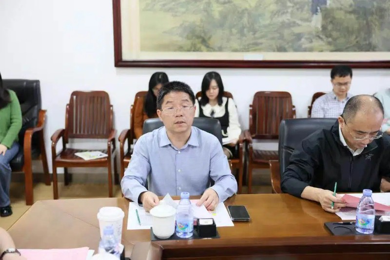 医院党委副书记胡跃强宣读表决结果