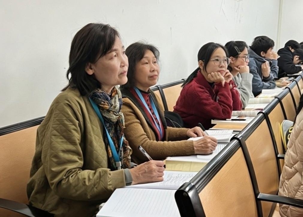 ▲ 刘燕平、何梅燕在听课 ▲ 刘燕平、何梅燕在听课