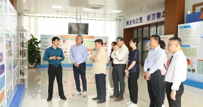 新加坡中华医院代表团到学校访问交流