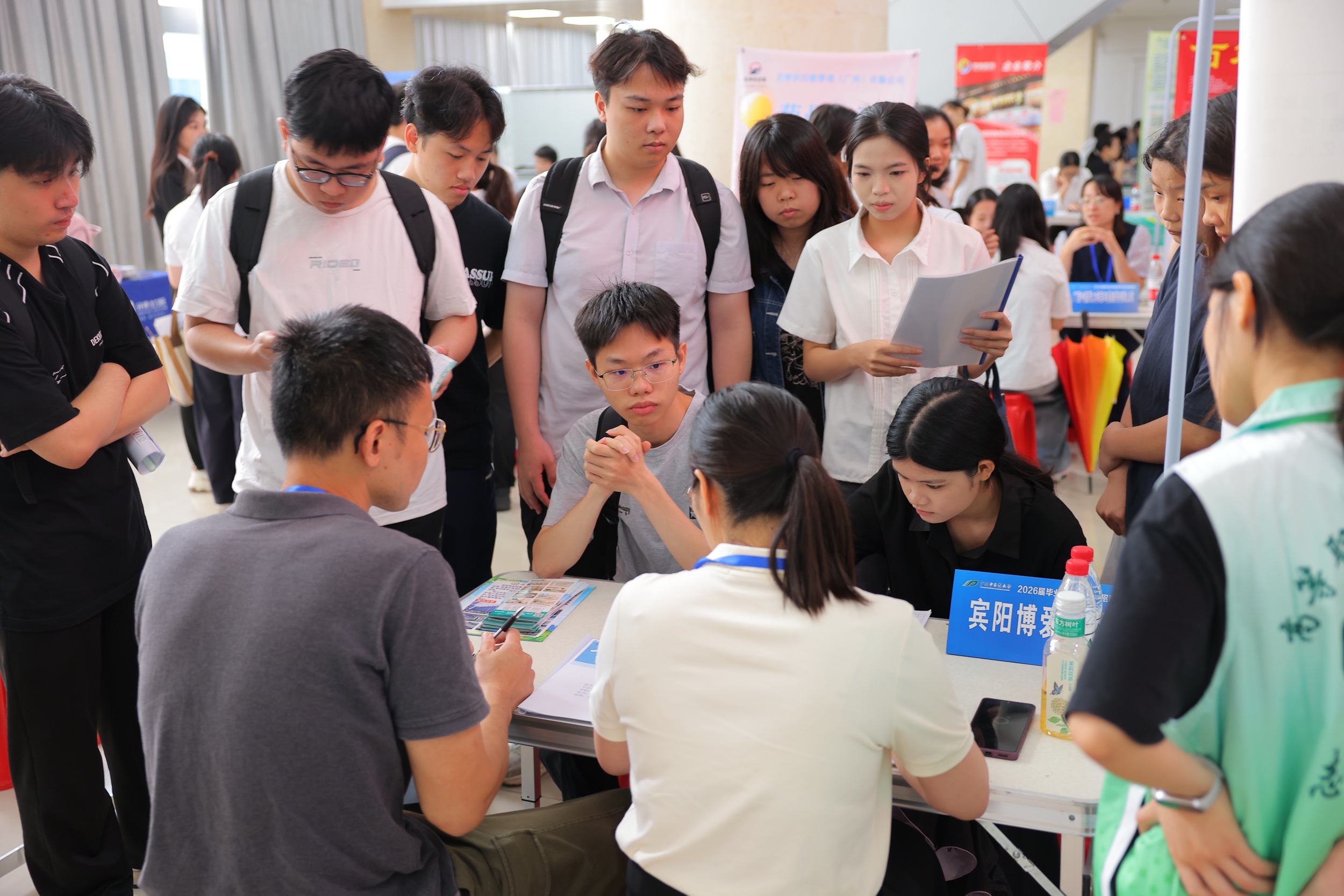 2026年4月27日，我校在明秀校区图书馆举办2026届毕业生“春季促就业攻坚行动”高职类双选会暨基层就业专场招聘会_副本