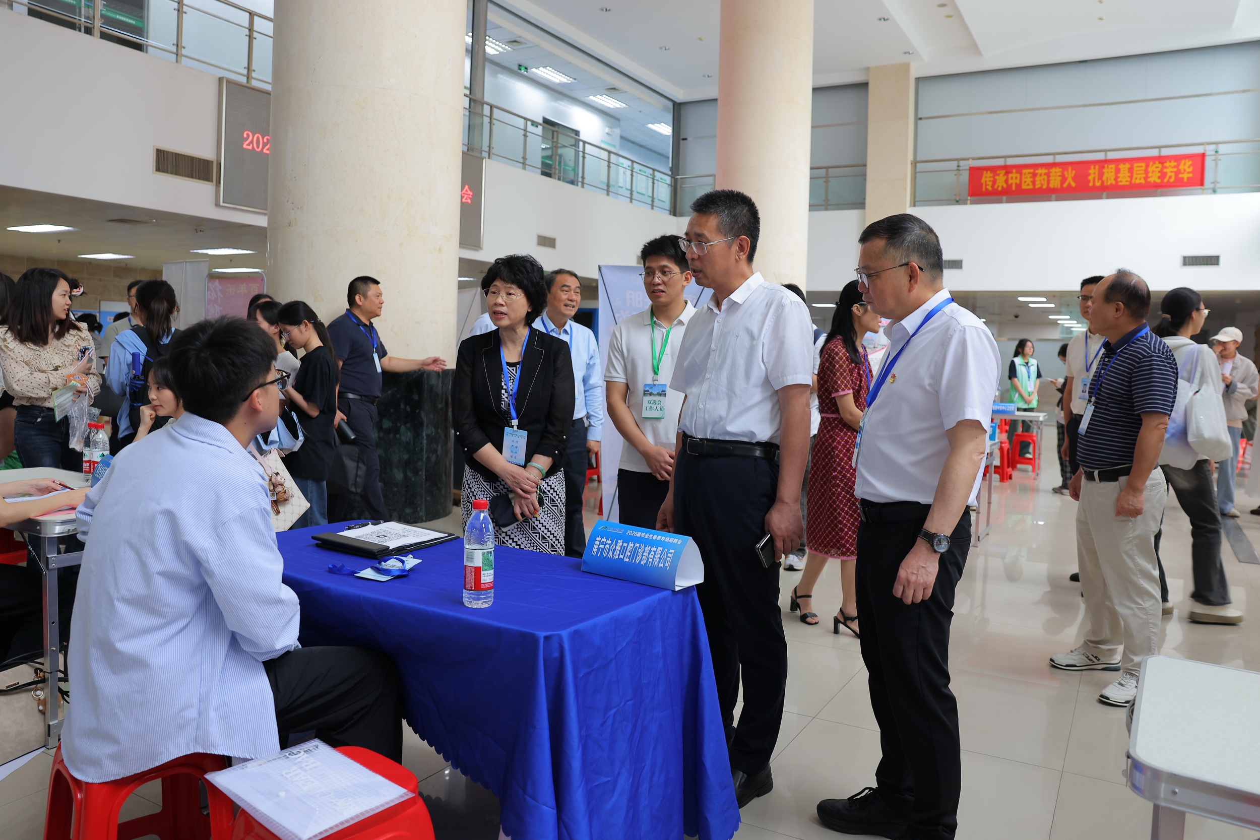 2026年4月27日，我校在明秀校区图书馆举办2026届毕业生“春季促就业攻坚行动”高职类双选会暨基层就业专场招聘会，岳桂华副校长走访现场_副本