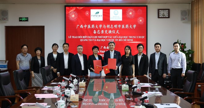 越南胡志明市医药大学代表团到访我校并交换合作备忘录