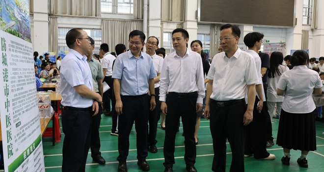 学校举办2026届毕业生夏季就业双选会暨“宏志助航计划”专场招聘会