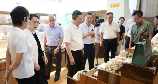 自治区政协副主席欧余军一行到学校第一附属医院调研指导