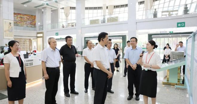 自治区人大常委会副主任、党组副书记张晓钦一行到学校第一附属医院开展基层卫生发展立法调研