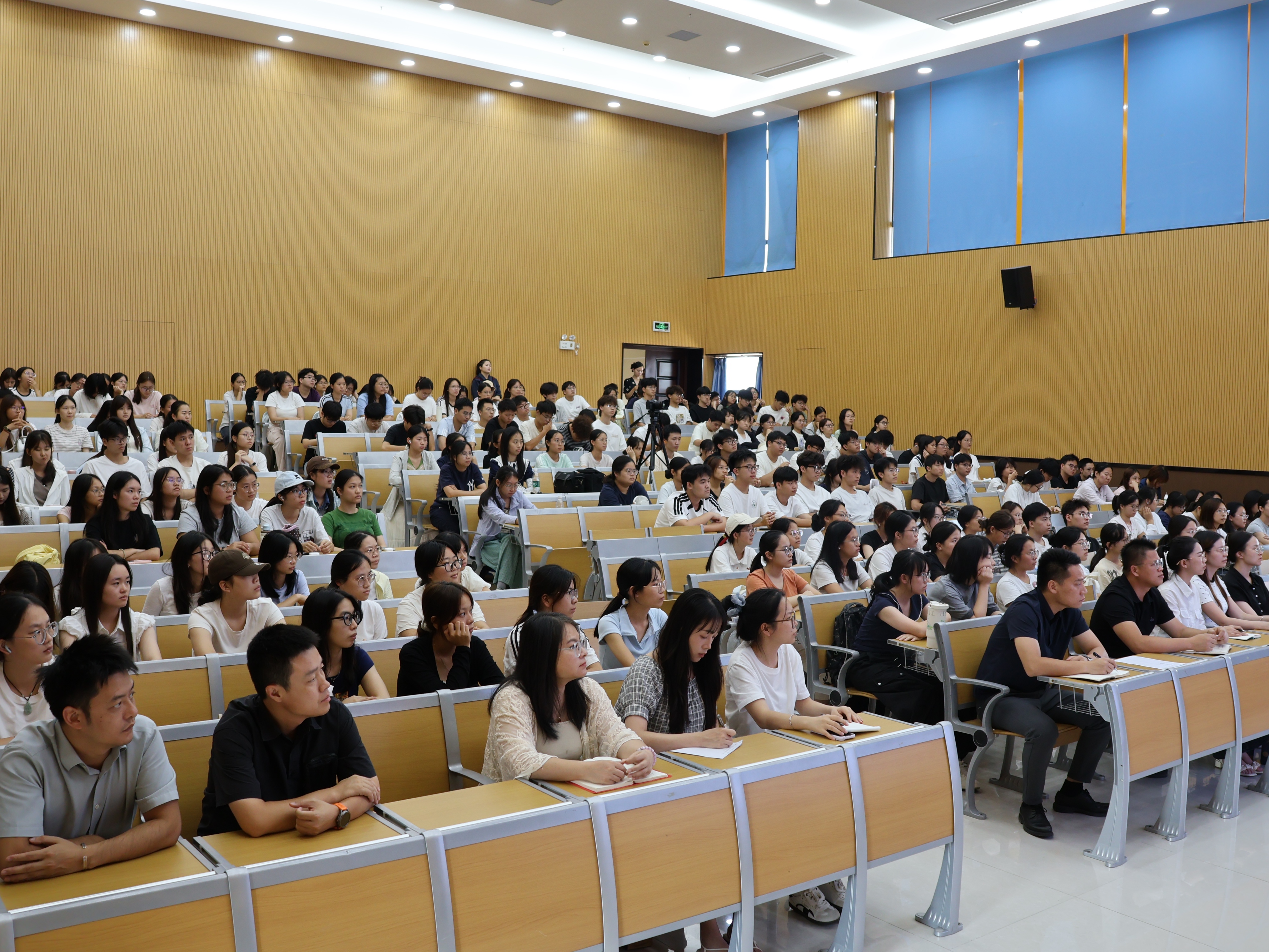 与会师生认真听课 与会师生认真听课