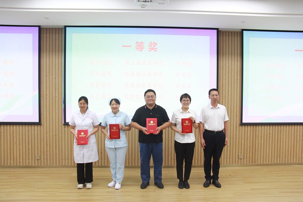 获得一等奖的教师上台领奖 获得一等奖的教师上台领奖