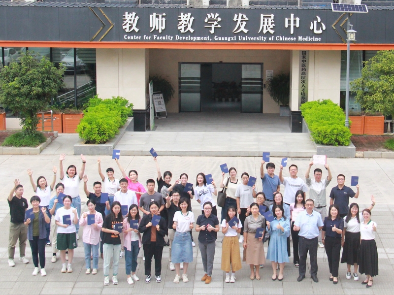 第一批学员结业合影 第一批学员结业合影